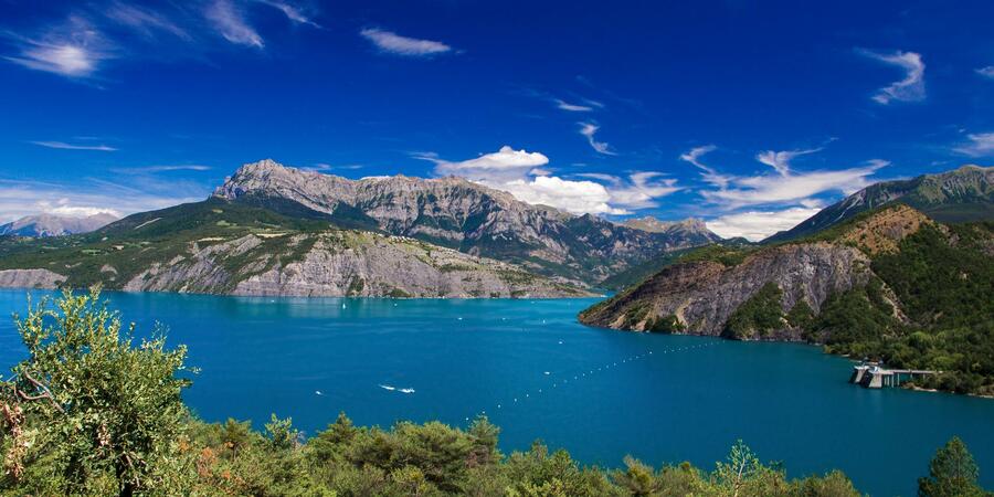 En plus des nombreux sites d'exception autour de l'hôtel Avantici à Gap, Le lac de Serre Ponçon est à seulement 40km